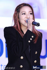 组图：2NE1出席为电子产品站台甜美亲和