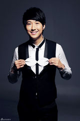 组图：崔绍涵新年浪漫写真 手捧玫瑰帅气迷人