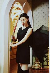 组图：张辛苑拍《冥王星》写真 显复古冷艳气质