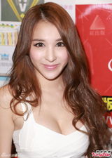 组图：妈模Mia陈静仪挤胸秀豪乳 性感携手港男