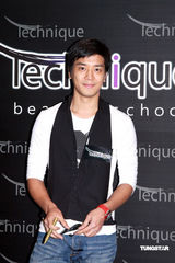 幻灯：李诗韵投资化妆学校 荣升老板娘喜极而泣