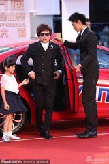 组图：盲人兄弟王俊杰戴黑墨镜牵小萝莉亮相