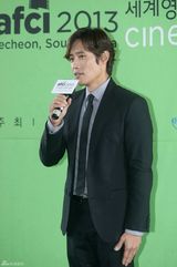 独家组图：李秉宪出席活动 婚后更显稳重绅士