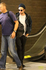 组图：罗伯特-帕丁森现身机场 黑超遮面无表情