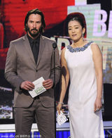 巩俐白裙女神范挽里维斯开奖 与陈哲艺热聊(图)