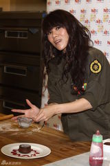 组图：蔡健雅中英双碟齐发 做蛋糕手艺获称赞