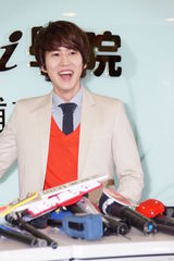 SJ为圭贤老爸补习班站台 报名得签名引粉丝不满(图)