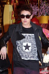 组图：潘玮柏亮相香港签唱会 又唱又跳high翻场