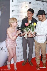 组图：滨崎步签写真集慈善义卖 绯闻男友默契相伴