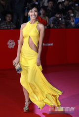 组图：李允智亮相釜山红毯 黄色礼服明艳动人