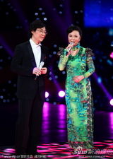 组图：蔡明廖昌永混搭献唱《因为爱情》