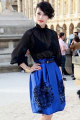 组图：高圆圆亮相巴黎时装周 烟熏红唇混搭花轮头