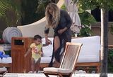 组图：碧昂斯携女庭院玩耍 举摄像机与狗仔互拍