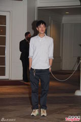 组图：曾志伟60寿宴包场迪士尼引游客不满