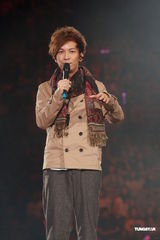 组图：梁静茹银白短裙开唱 送亲笔签名纸飞机