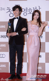 组图：朴河善和尹相铉默契牵手走红毯