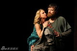 幻灯图：TNT版《麦克白》北京上演 吸引英语人群
