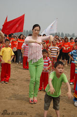 组图：芙蓉姐姐出席公益活动 放飞和平鸽露肉走光