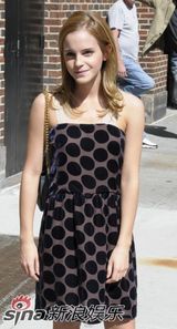 幻灯图集：“赫敏”艾玛-沃特森做客访谈节目 玩变装秀