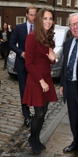 组图：凯特王妃枣红套装现身伦敦 与威廉恩爱出行