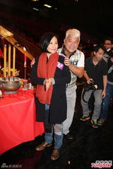 组图：陈百祥欲备护膝贺台庆 余咏珊否认加奖金