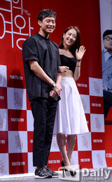 组图：千正明新片发布 金敏贞短款紧身衣秀腹肌