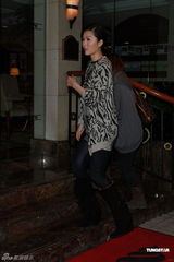 组图：钟镇涛生日携女亮相派对 谭咏麟叶童现身