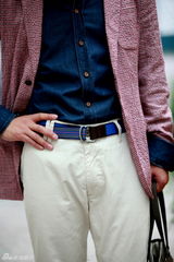 组图：何晟铭着休闲西装街拍 秀初秋型男风范