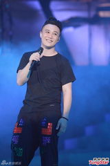 组图：陈奕迅演唱会化浓妆 搞怪献唱掀高潮