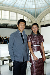 组图：陈燃夏雨现身时装周 打造优雅知性女性形象