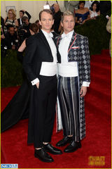 组图：谢耳朵牵手男友秀恩爱 卷福礼服秀贵气