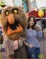 组图：凯蒂-赫尔姆斯迪士尼游玩 童心大发