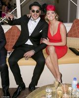 组图：抖奶超模阿普顿明艳红裙俯身爆D奶