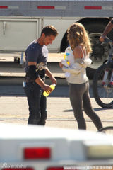 组图：希安-拉博夫和女主角《变形金刚3》片场来电