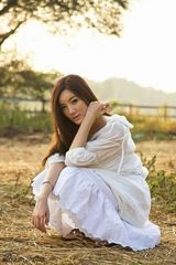 组图：李晨熙早春写真白衣飘飘灵动脱俗