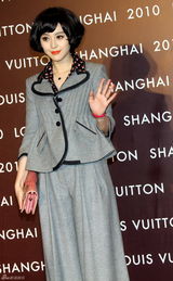 高清图：巩俐出席品牌店开业 低胸晚装华丽抢镜