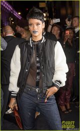 组图：蕾哈娜蓝嘴唇亮相派对 透视装半乳隐现