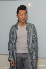 组图：郑伊健录制《华丽明星赛》 余诗曼造型娇俏