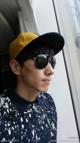 组图：张亮长脸自拍遭调侃马脸代言人