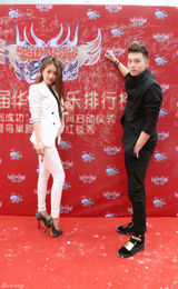 组图：孙敬媛白西装亮相华语音乐排行榜