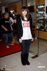 组图：香港演艺界为赈灾录歌 郑秀文已探访灾区