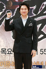 组图：池城金素妍等韩星亮相新剧《大风水》发布会