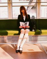 组图：佐佐木希玩变装秀 穿旗袍抱熊猫