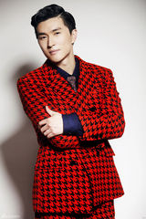 组图：陆昱霖酷炫写真 多变气质展双重魅力