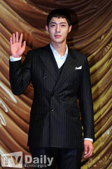 组图：金贤重《感激时代》发布 女星网袜秀开场