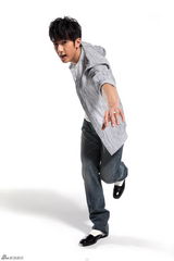 高清：吴尊《锦衣卫》秀好身材 赤膊袒露保养之道