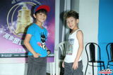 组图：关诗敏孙自佑担纲金钟开场 练舞不敌小孩
