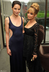 组图：妮可-里奇黑裙亮相复古优雅