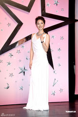 组图：桂纶镁白裙优雅代言腕表 化身女神诠释智慧