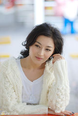 组图：葛玟希白衣简净写真知性时尚